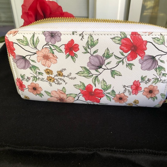 NWT Floral APT.9 Indexer Wallet - Picture 2 of 8